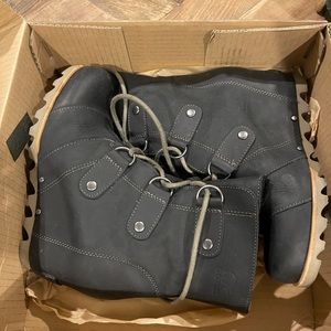 Joan of Arctic Wedge Mid in excellent condition. Size 7.